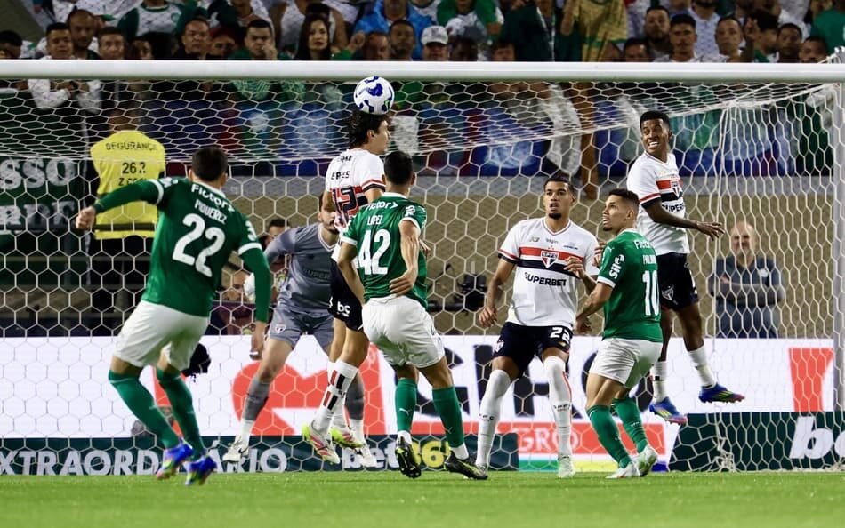 Jogadores de São Paulo e Palmeiras em ação durante clássico no Morumbi, destacando a intensa rivalidade entre as equipes.