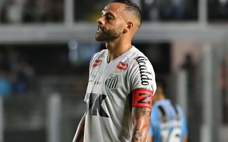 Time do Santos enfrenta crise ao se aproximar da zona de rebaixamento no Campeonato Brasileiro