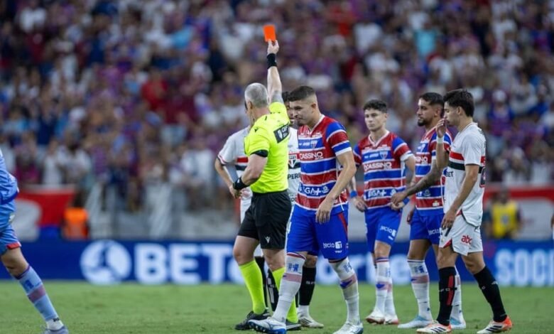 Emiliano Rigoni, jogador do São Paulo, enfrentando dificuldades após expulsão em jogo contra o Fortaleza.