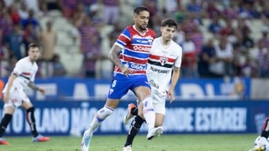 Jogadores do São Paulo comemoram vitória sobre o Fortaleza no Brasileirão, encerrando longo jejum de vitórias.