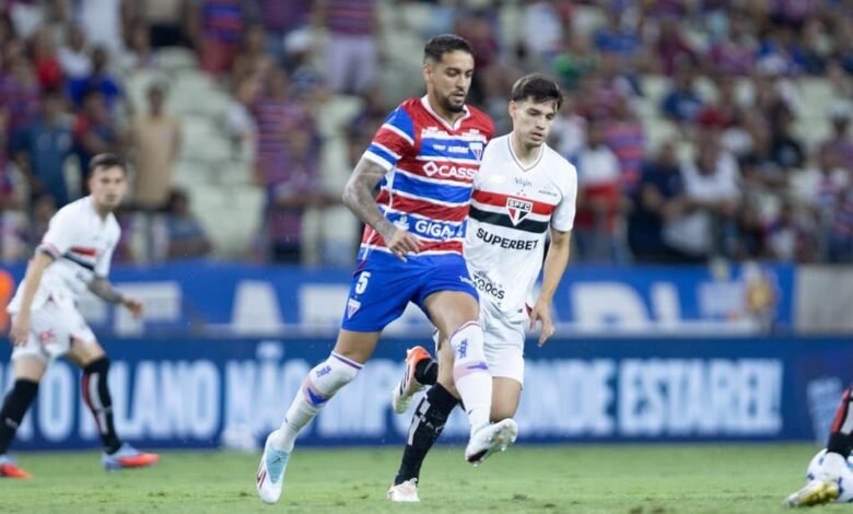 Jogadores do São Paulo comemoram vitória sobre o Fortaleza no Brasileirão, encerrando longo jejum de vitórias.