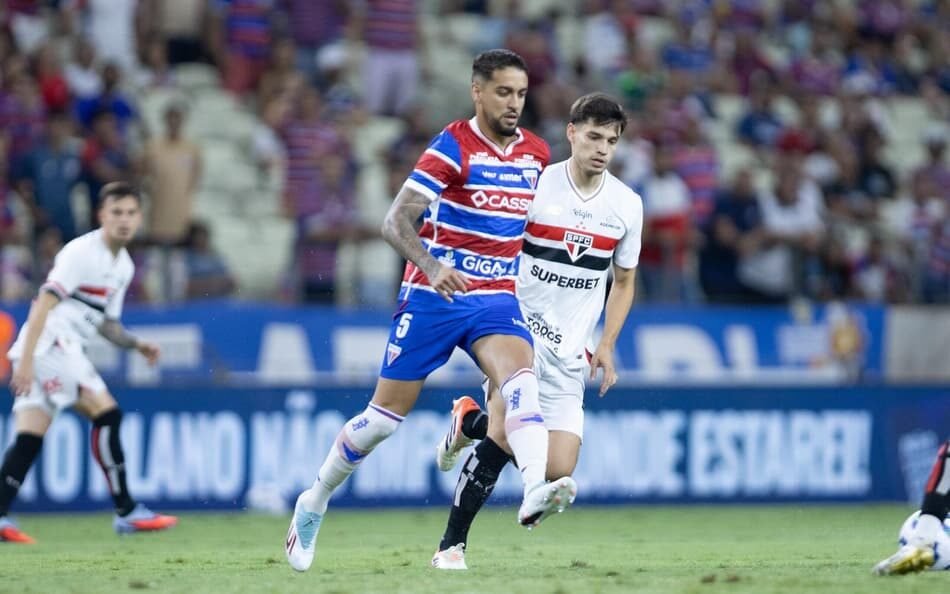 Jogadores do São Paulo comemoram vitória sobre o Fortaleza no Brasileirão, encerrando longo jejum de vitórias.