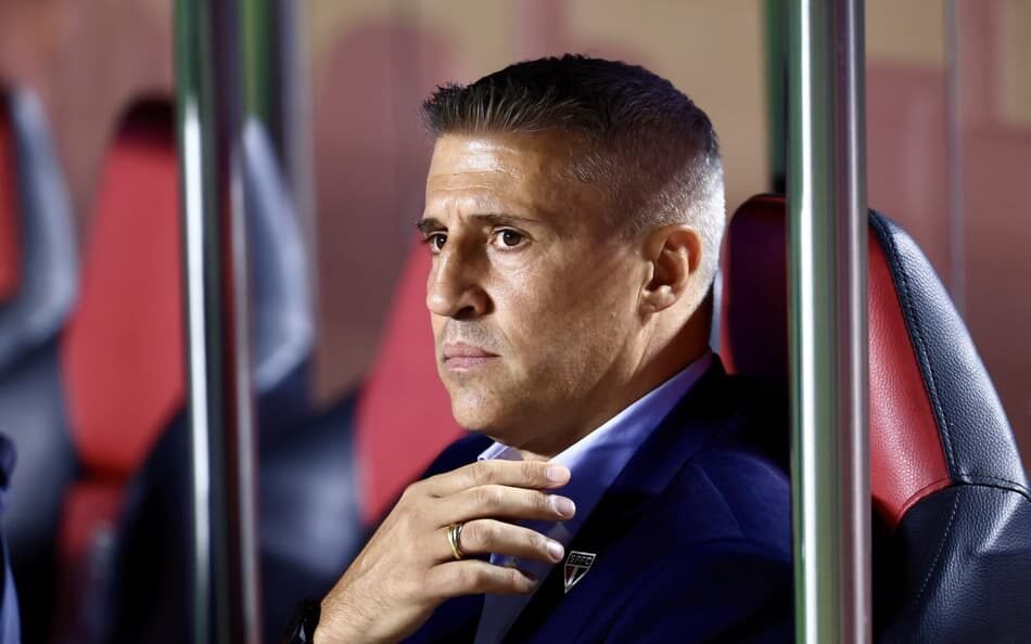 Imagem de Hernán Crespo comemorando com os jogadores do Vasco em um estádio lotado após uma vitória emocionante que garantiu a qualificação do time para uma fase decisiva do campeonato.