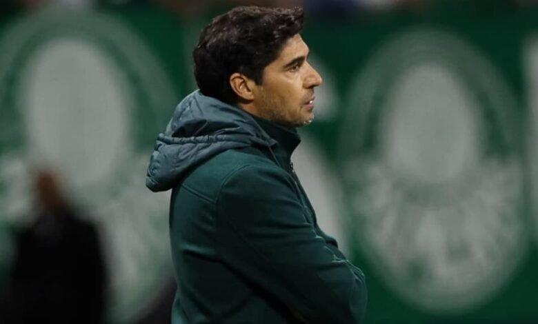 Palmeiras comemora vitória contra o Vasco e assume a vice-liderança do Brasileirão 2023.