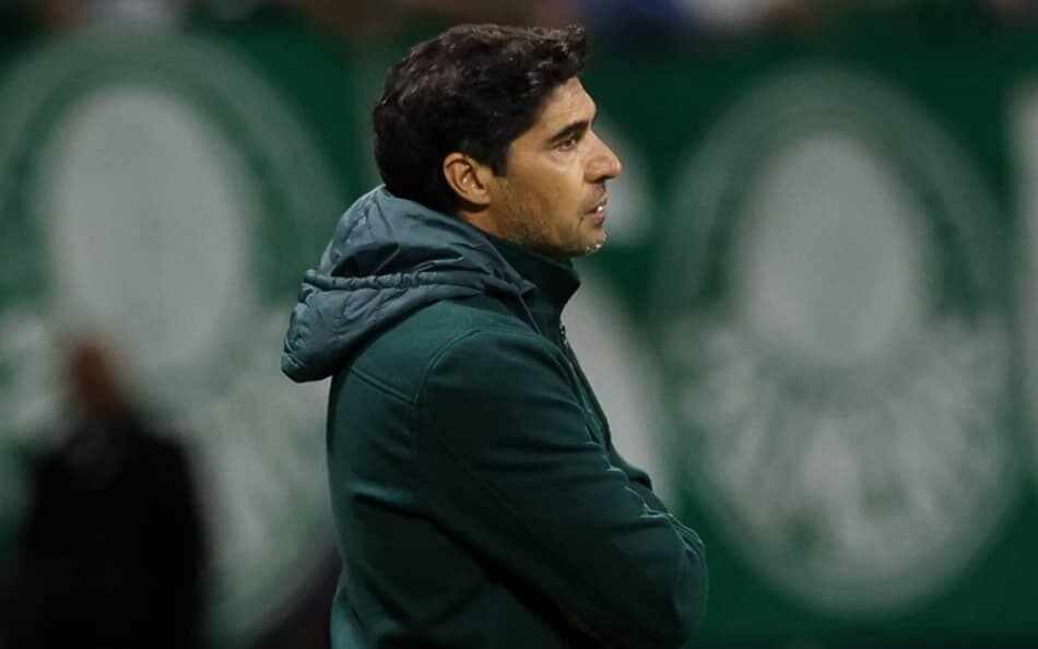 Palmeiras comemora vitória contra o Vasco e assume a vice-liderança do Brasileirão 2023.