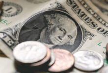 XP revisa estimativa de corte da Selic para maio e projeta dólar a R$ 5,50 em 2026