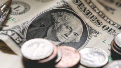 XP revisa estimativa de corte da Selic para maio e projeta dólar a R$ 5,50 em 2026