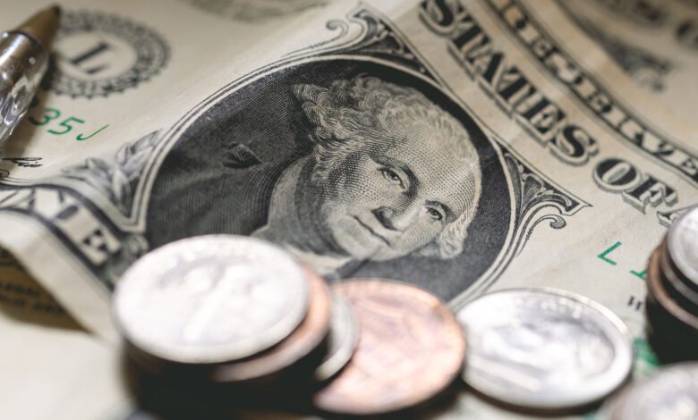 XP revisa estimativa de corte da Selic para maio e projeta dólar a R$ 5,50 em 2026