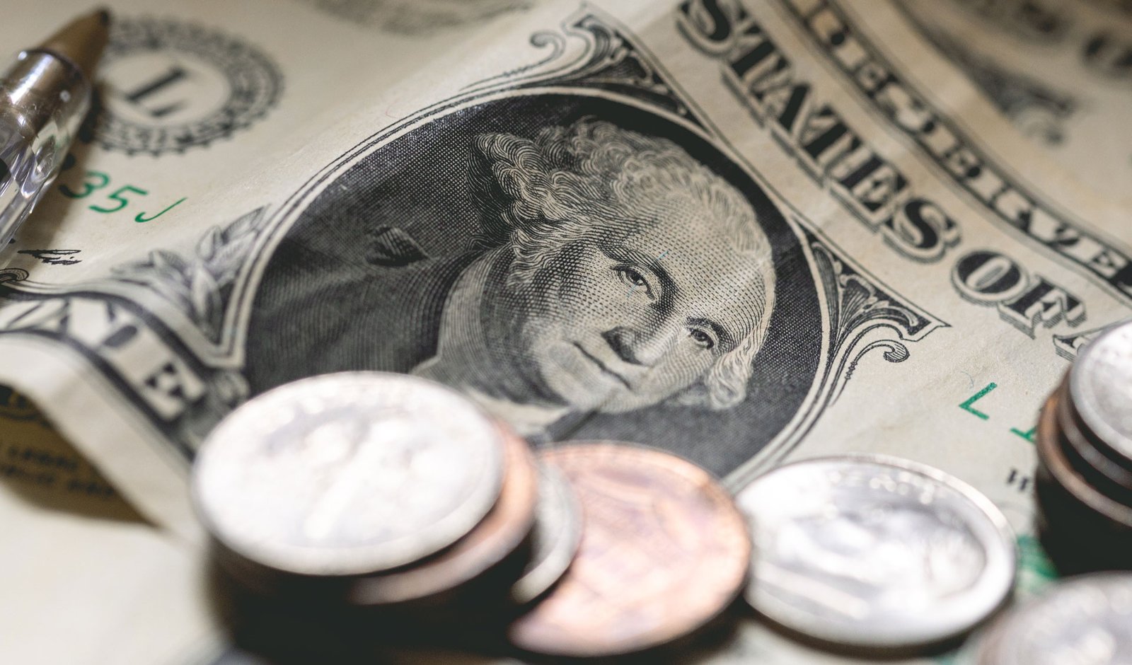XP revisa estimativa de corte da Selic para maio e projeta dólar a R$ 5,50 em 2026