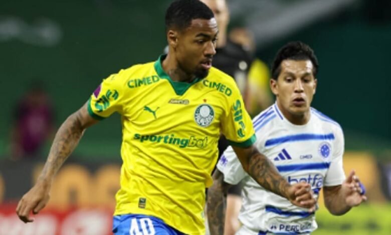 Torcida do Palmeiras se prepara para apoiar o time em partida decisiva contra a LDU com treino fechado sob comando de Abel Ferreira.