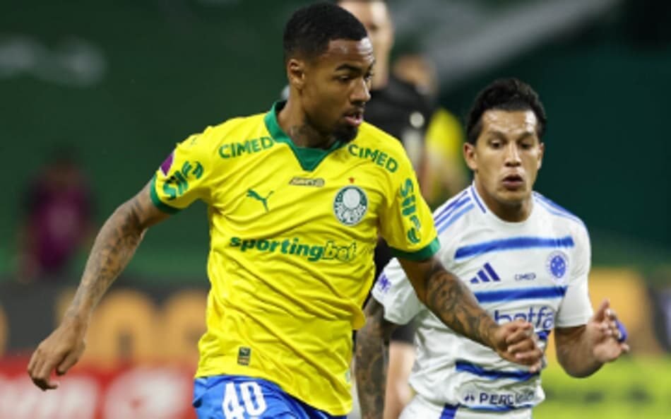 Torcida do Palmeiras se prepara para apoiar o time em partida decisiva contra a LDU com treino fechado sob comando de Abel Ferreira.