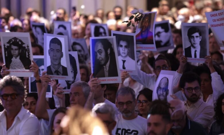 Ato em homenagem a Vladimir Herzog lota Catedral da Sé em SP