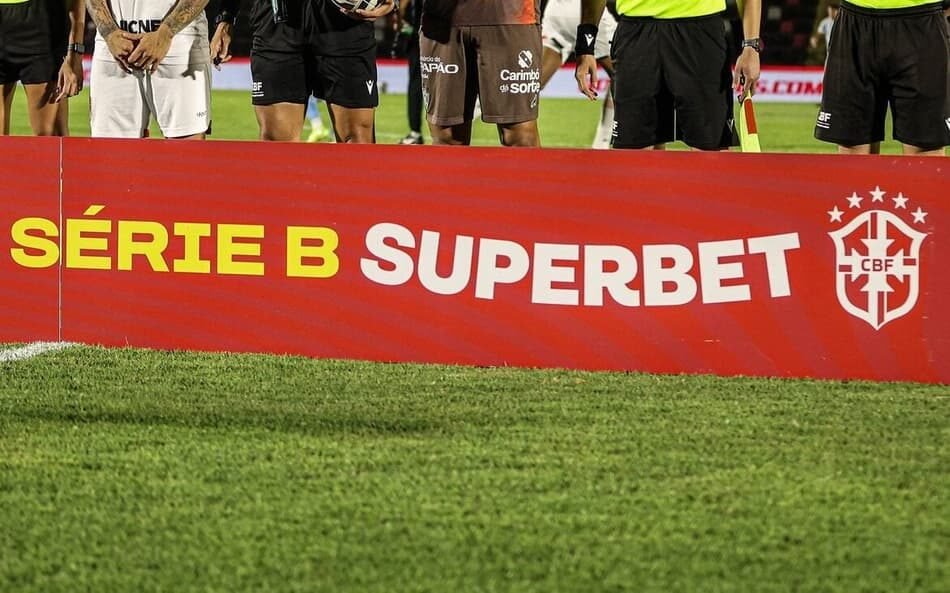 Nove clubes da Série B enfrentam risco de rebaixamento nas rodadas finais do campeonato em disputa acirrada.