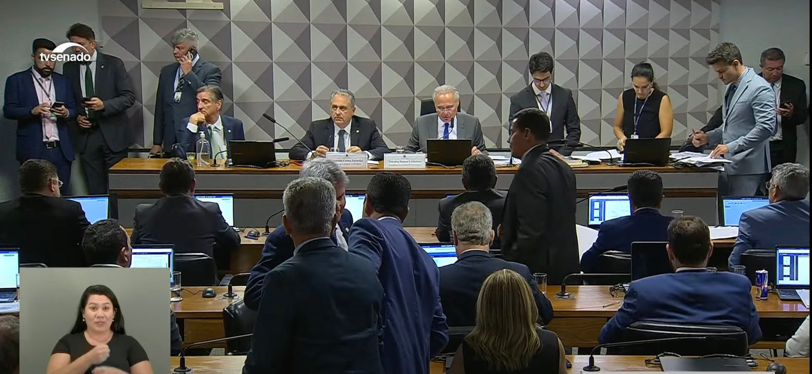 Comissão aprova MP 1.303 com IR de 18% para investimentos e isenção para LCI e LCA