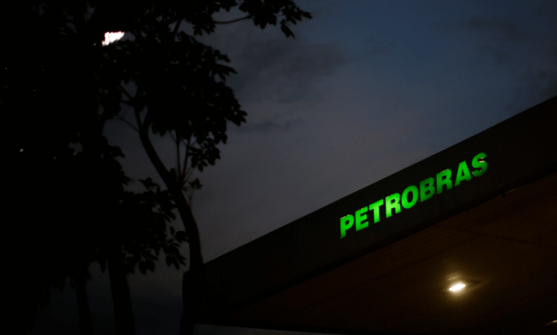 O que muda com corte dos preços da gasolina? XP destaca impacto para Petrobras e IPCA