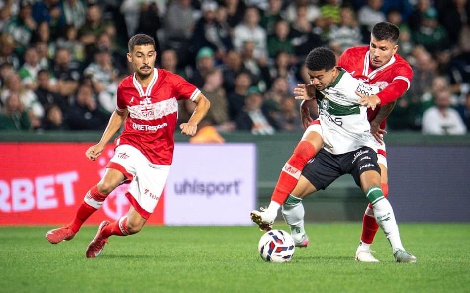 Partida da Série B: Coritiba empata com CRB, equipe alagoana enfrenta desafios para acesso à Série A.