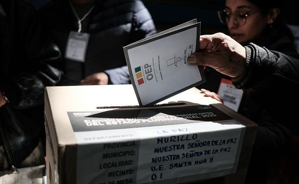 Bolívia vota em segundo turno para presidente pela primeira vez na história