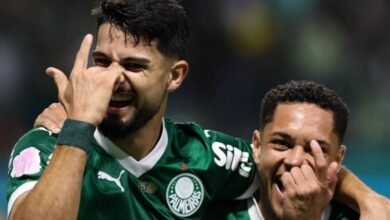 Flaco López e Vitor Roque celebram vitória pelo Palmeiras em campo, simbolizando a parceria de sucesso que impulsiona o time nas competições.