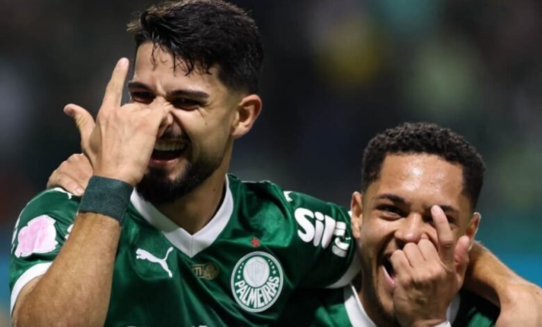 Flaco López e Vitor Roque celebram vitória pelo Palmeiras em campo, simbolizando a parceria de sucesso que impulsiona o time nas competições.