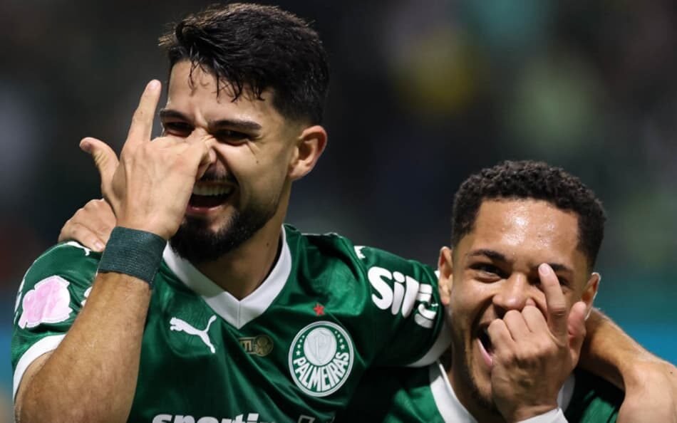 Flaco López e Vitor Roque celebram vitória pelo Palmeiras em campo, simbolizando a parceria de sucesso que impulsiona o time nas competições.