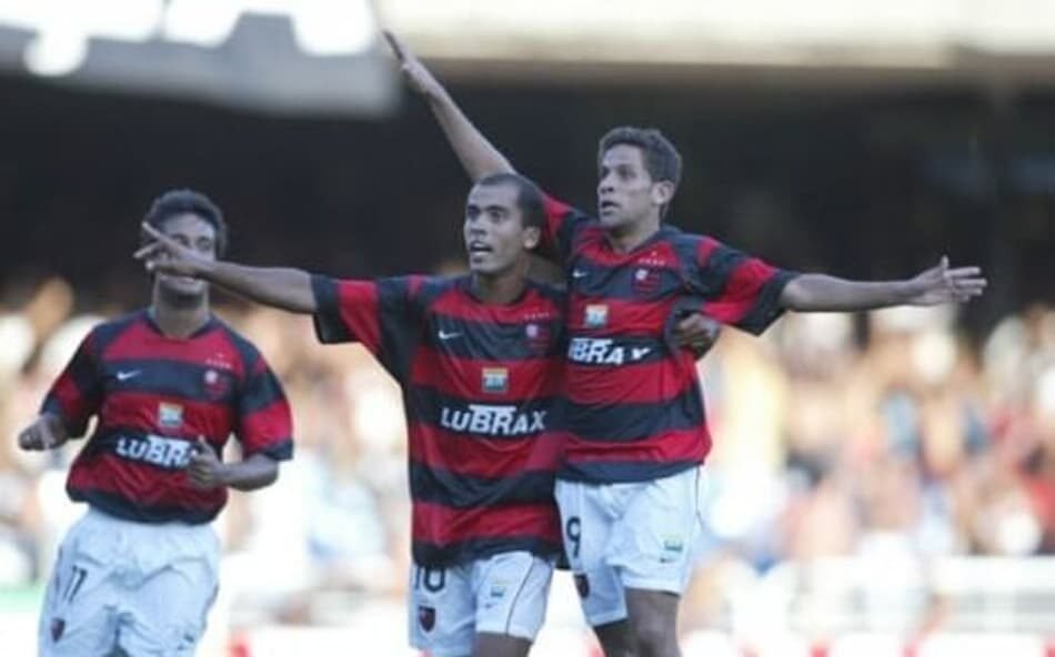 Flamengo vence Cruzeiro por goleada no Brasileirão 2004, garantindo permanência na primeira divisão e escapando do rebaixamento
