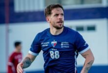 Time do Fortaleza treina intensamente durante semana livre para ajustes antes de enfrentar o Santos em importante partida de futebol.
