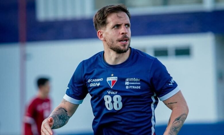 Time do Fortaleza treina intensamente durante semana livre para ajustes antes de enfrentar o Santos em importante partida de futebol.