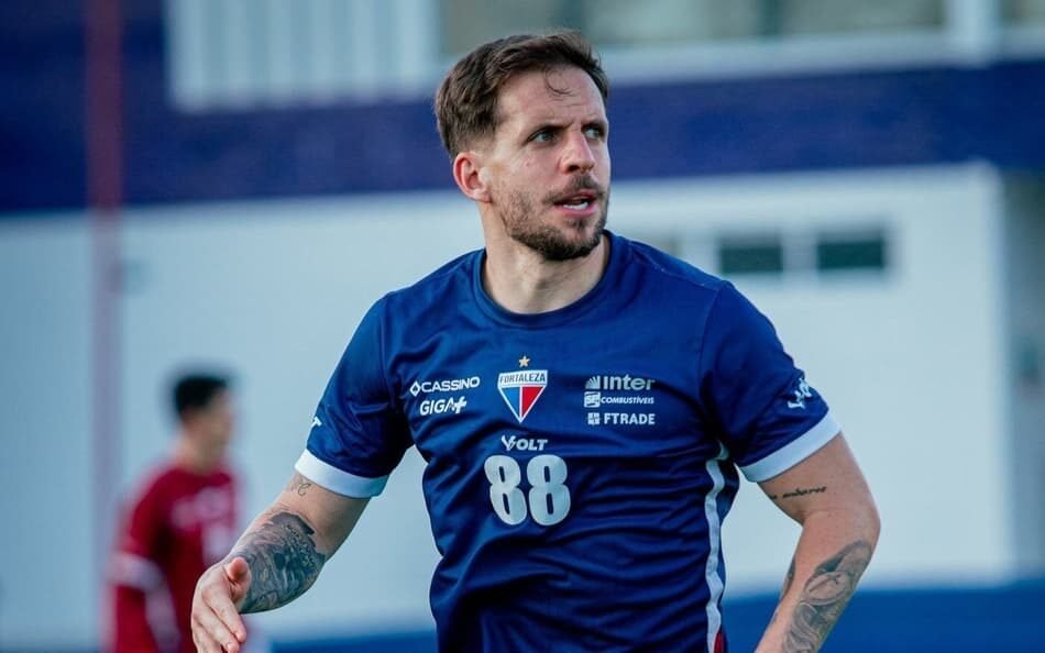 Time do Fortaleza treina intensamente durante semana livre para ajustes antes de enfrentar o Santos em importante partida de futebol.