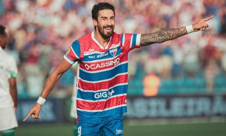 Jogadores do Fortaleza treinam para confronto decisivo contra o Santos na Série A do Campeonato Brasileiro.
