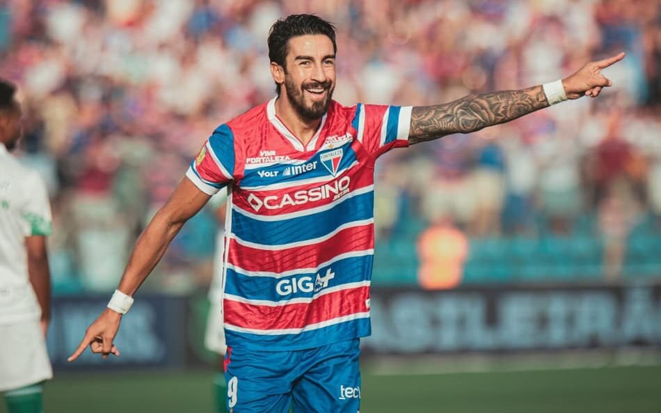 Jogadores do Fortaleza treinam para confronto decisivo contra o Santos na Série A do Campeonato Brasileiro.