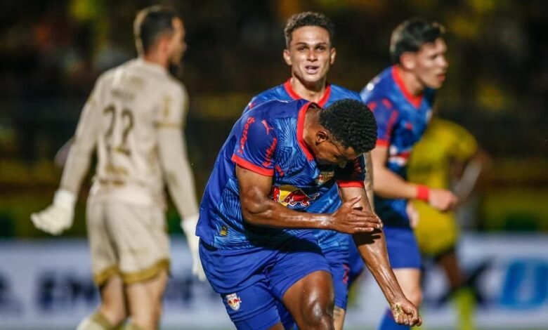 Jogadores do Mirassol comemoram empate contra Bragantino no Campeonato Brasileiro.