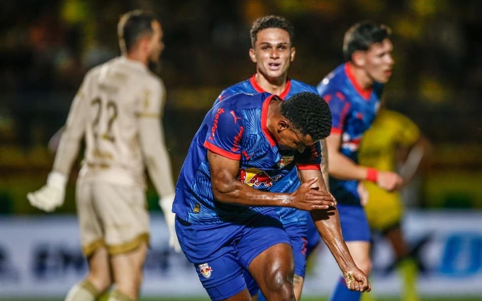 Jogadores do Mirassol comemoram empate contra Bragantino no Campeonato Brasileiro.