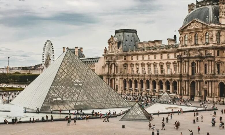 Roubo de joias no Louvre: Falhamos, diz ministro da Justiça da França