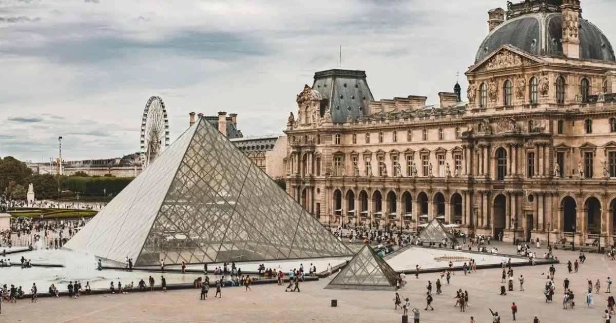 Roubo de joias no Louvre: Falhamos, diz ministro da Justiça da França