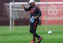 Torcedores do Internacional demonstrando apoio no estádio enquanto o time luta para evitar o rebaixamento no Campeonato Brasileiro de Futebol.
