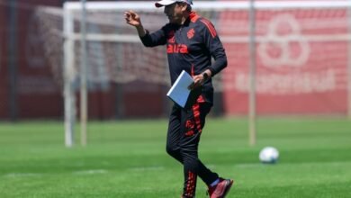 Torcedores do Internacional demonstrando apoio no estádio enquanto o time luta para evitar o rebaixamento no Campeonato Brasileiro de Futebol.