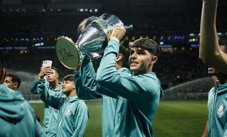O Palmeiras anuncia a transferência do meio-campista jovem, Marcus Uberaba, para um clube nos Emirados Árabes, marcando uma nova fase na carreira do jogador.