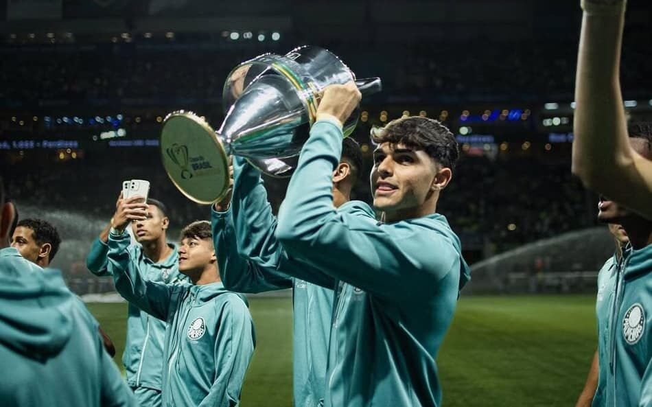 O Palmeiras anuncia a transferência do meio-campista jovem, Marcus Uberaba, para um clube nos Emirados Árabes, marcando uma nova fase na carreira do jogador.