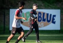 Jogadores do Vitória treinando intensamente no campo em preparação para o próximo confronto contra o Cruzeiro após recente derrota.