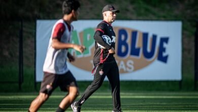 Jogadores do Vitória treinando intensamente no campo em preparação para o próximo confronto contra o Cruzeiro após recente derrota.