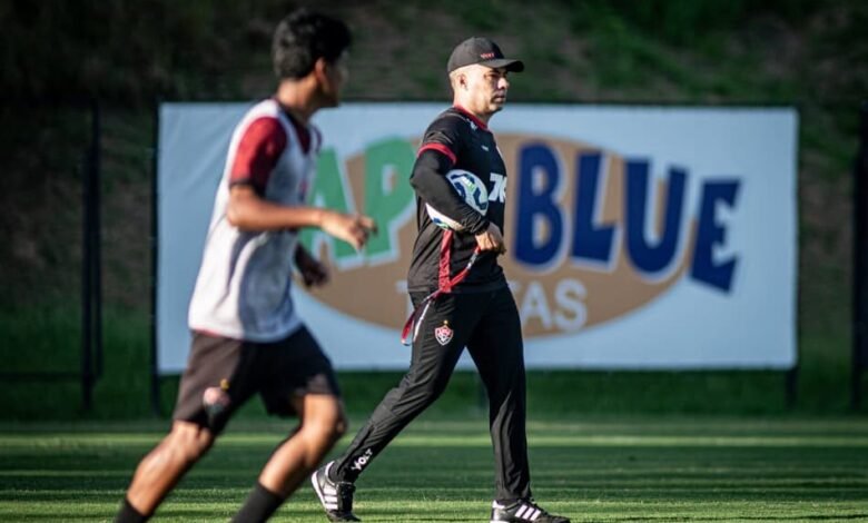 Jogadores do Vitória treinando intensamente no campo em preparação para o próximo confronto contra o Cruzeiro após recente derrota.