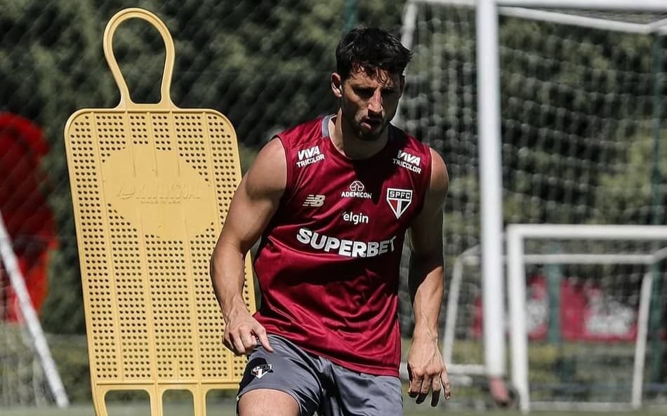Jogadores Calleri e Cédric participando de treino com bola durante recuperação no São Paulo