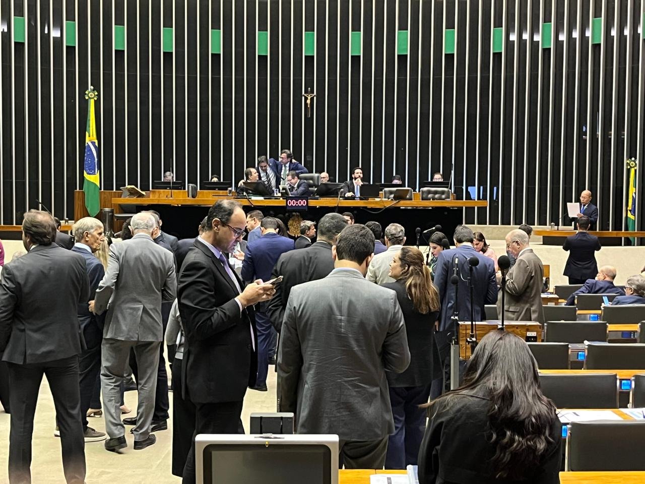 IOF, dividendo e leilão de petróleo são opções a rombo de R$ 20 bi