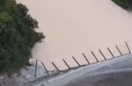 Mar avança sobre engorda de Ponta Negra e derruba cerca do Morro do Careca
