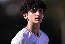 Brenno, jovem promessa do São Paulo, se destaca no time profissional durante partida de futebol.