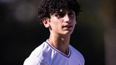 Brenno, jovem promessa do São Paulo, se destaca no time profissional durante partida de futebol.