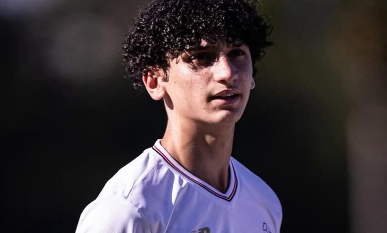 Brenno, jovem promessa do São Paulo, se destaca no time profissional durante partida de futebol.