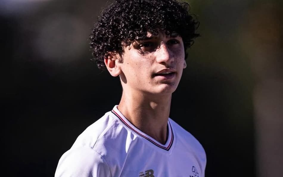 Brenno, jovem promessa do São Paulo, se destaca no time profissional durante partida de futebol.