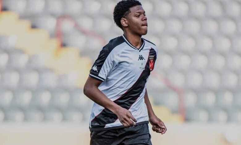 Lucas Ovídio assina contrato profissional com o Vasco até 2028, representando um marco importante na sua carreira no futebol.