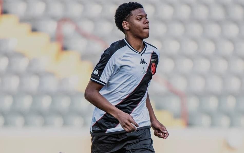 Lucas Ovídio assina contrato profissional com o Vasco até 2028, representando um marco importante na sua carreira no futebol.